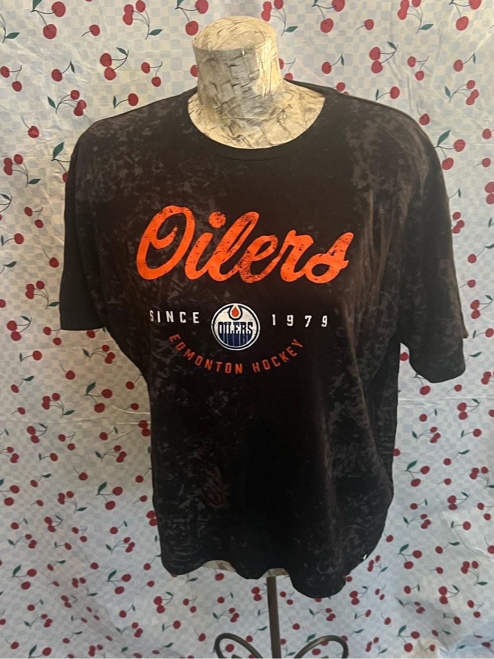 Womanโs XL Fanatics Black and Orange Edmonton Oilers Graphic Tee